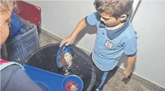  ??  ?? Hay niños que rechazan el poroto, zanahoria o remolacha incluidos en el almuerzo escolar.