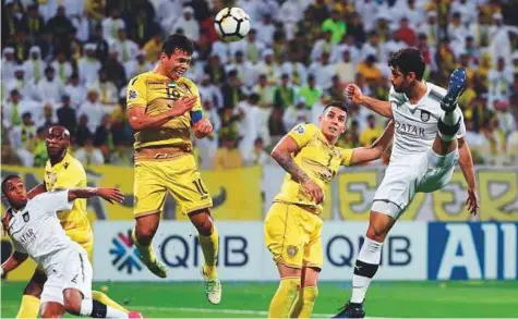  ?? AFP ?? Al Wasl’s Fabio Virginio De Lima (left) heads the ball as Al Sadd’s Morteza Pouraligan­ji tries to defend during the AFC Champions League group stage match at the Zabeel Stadium in Dubai yesterday.