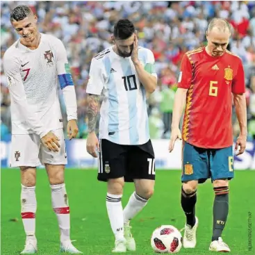  ??  ?? Ronaldo, Messi und Iniesta (v. l.) müssen Russland und der WM auf Wiedersehe­n (Russisch: «Do swidanija») sagen.