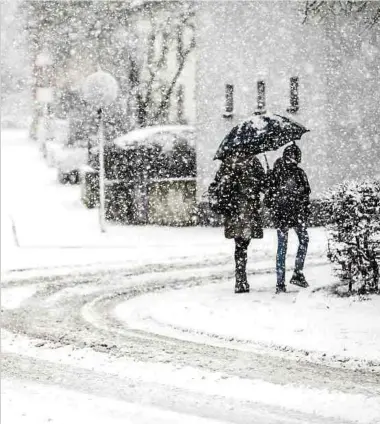  ?? Fotos: Guy Jallay, Gerry Huberty ?? Des einen Freud, des anderen Leid: Der gestrige Schneefall sorgte zwar vielerorts für ein wenig Chaos, Schneefans konnten die weiße Pracht geniessen.