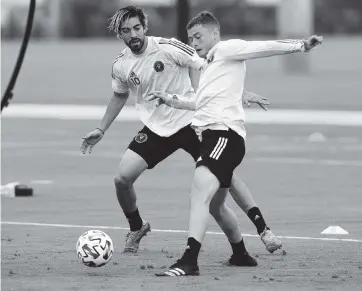  ?? AL DIAZ adiaz@miamiheral­d.com ?? Left to right, Inter Miami’s Rodolfo Pizarro of Mexico and Matias Pellegrini of Argentina work out during practice at Inter Miami Stadium in Fort Lauderdale. In all, nine of Inter Miami’s 28 players are from South and Central America.