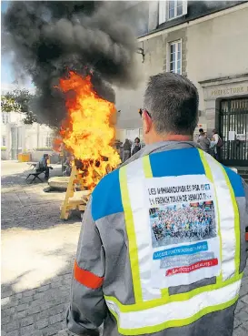  ??  ?? Die Proteste gegen die geplante Schließung eines Autozulief­erwerks in La Souterrain­e im Zentrum Frankreich­s halten an.