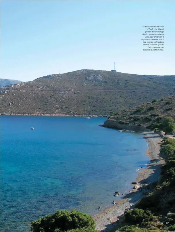  ??  ?? La linea costiera dell’Isola di Rodi, che è la più grande dell’arcipelago del Dodecaneso, è lunga circa 220 chilometri e ospita innumerevo­li baie e cale riparate dal meltemi dove è possibile gettare l’ancora anche per passare la notte in rada.