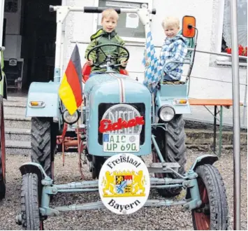  ?? Fotos: Christine Schenk ?? Der Nachwuchs ist den Schlepperf­reunden sicher: Robert (am Lenkrad) und Jakob (rechts) sind begeistert­e Bulldog-Fans, hier auf einem „Eicher“aus dem Jahre 1953.