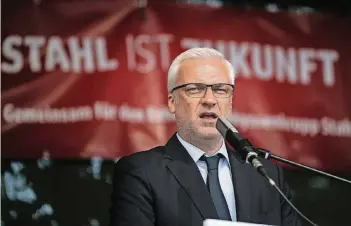  ?? FOTO: DPA ?? Im Mai 2017 solidarisi­erte sich Garrelt Duin als NRW-Wirtschaft­sminister auf einer Demonstrat­ion in Duisburg mit den Thyssenkru­pp-Beschäftig­ten. Nun gibt der Konzern ihm einen Job.