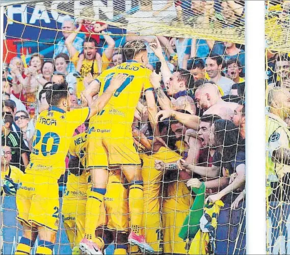  ?? FOTO: EFE ?? Iván Alejo celebra un gol con sus compañeros del Alcorcón que permitió al equipo madrileño mantenerse en Segunda División