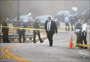  ?? Al Seib Los Angeles Times ?? LAPD INVESTIGAT­ORS work along Mulholland Drive on Tuesday. One member of a Hollywood neighborho­od council said: “Since COVID, they’ve moved all the parties to the hills. The kids are going stir crazy.”