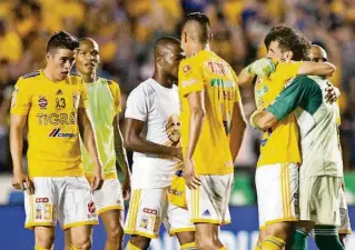  ?? AFP ?? ► Enner Valencia (camiseta blanca) no tuvo minutos en la semifinal de vuelta que se jugó el sábado pasado, pero celebró con sus compañeros el pase a la final del fútbol mexicano.