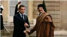  ??  ?? El expresiden­te de Francia, Nicolás Sarkozy, junto al exlíder libio, Muamar Gdafi en diciembre de 2010