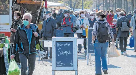  ?? FOTO: ROBERT MICHAEL/DPA ?? Mit der Maske unterwegs: Solche Straßensze­nen sind in Deutschlan­d alltäglich geworden. Offenbar hält aber der Gesichtssc­hutz gegen Corona nicht immer, was er verspricht. Mindestens 800 000 der im Frühjahr verteilten Masken weisen offenbar Mängel auf.