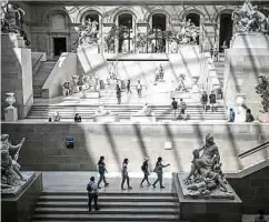  ??  ?? So leer ist der Louvre selten. Vor der Corona-Pandemie strömten täglich rund 40 000 Besucher in das Museum.