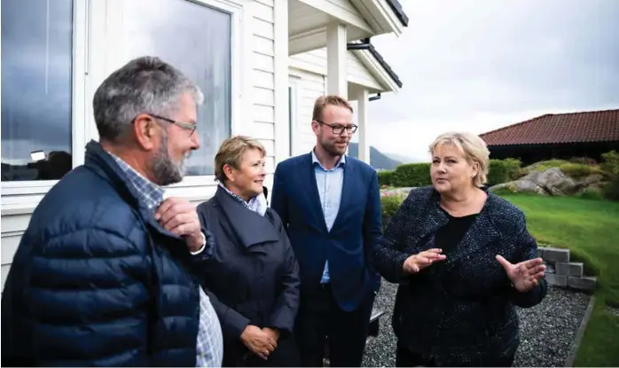  ??  ?? HØYRE I HAGEN: Velger Gunnar Waage fikk statsminis­teren og Høyres to toppkandid­ater inn i hagen sin i Øyjorden tirsdag. Waage fortalte at han er opptatt av bompenger og forholdene for pensjonist­er. Fra venstre Waage, ordførerka­ndidat Hilde Onarheim, byrådslede­rkandidat Harald Victor Hove og statsminis­ter Erna Solberg.