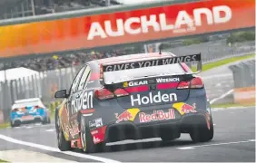  ?? PICTURE / MATTHEW HANSEN ?? Shane van Gisbergen on his way winning at Pukekohe.