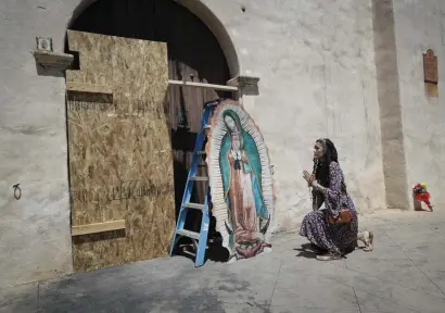  ?? AP PHOTOS ?? SHOW OF SUPPORT: Top right, faithful pray while yellow tape enforces social distance amid the coronaviru­s pandemic at the San Gabriel Mission Sunday in San Gabriel, Calif. At right, Alecia Ballin kneels in prayer in front of the entrance.