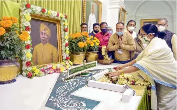  ?? — PTI ?? West Bengal Chief Minister Mamata Banerjee pays tribute to Lala Lajpat Rai on the occasion of his 156th birth anniversar­y, in Kolkata on Thursday.