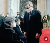  ??  ?? 2 Il presidente del Consiglio Mario Draghi con uno dei familiari delle vittime durante la funzione funebre 2