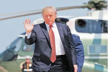  ??  ?? Contra talibanes. Donald Trump anunció que esperan combatir con mayor fuerza a los talibanes. En la foto, tomada ayer, aparece camino al avión presidenci­al Air Force One.