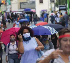  ?? RAFAEL PACHECO GRANADOS ?? Es necesario que la gente mantenga el distanciam­iento.