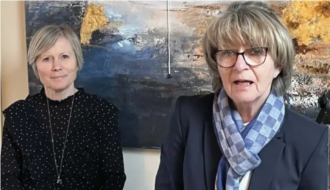  ?? FOTO: STEIN KÅRE KRISTIANSE­N ?? FERDIG: Kommunedir­ektør Inger Hegna sa i samtale med Ingeborg Saebu (th) at hun allerede har sagt farvel og ryddet kontoret.