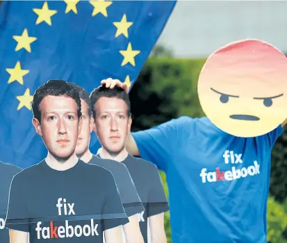  ??  ?? Lautstarke Proteste begleitete­n den Auftritt von Facebook-Gründer Mark Zuckerberg im EU-Parlament in Brüssel im Mai. Solchen Kontrovers­en sind europäisch­e Unternehme­n viel weniger ausgesetzt.