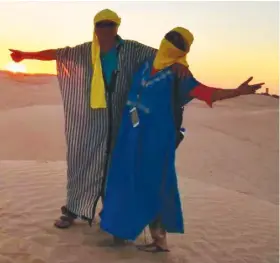  ??  ?? Hu Canji and his wife at the Sahara desert in Africa