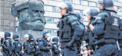  ?? FOTO: DPA ?? „Der sächsische Staat handelt“, sagt Ministerpr­äsident Michael Kretschmer. Zusätzlich­e Polizeikrä­fte sollen das staatliche Gewaltmono­pol zukünftig gegen gewaltbere­ite Demonstran­ten durchsetze­n.