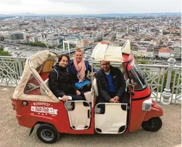  ?? Fotos: Fotolia/Lozina ?? Budapest mal anders erleben: Sightseein­g mit dem Tuk Tuk. An der berühmten Zitadelle ist der Ausblick atemberaub­end. Die ganze Stadt liegt ihren Besuchern zu Füßen.