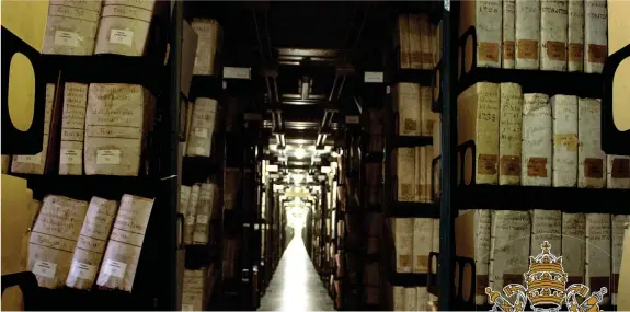  ??  ?? Scaffali Il corridoio che divide le raccolte dell’archivio apostolico vaticano. È scomparso l’aggettivo « secretum » : c’era dal 1646