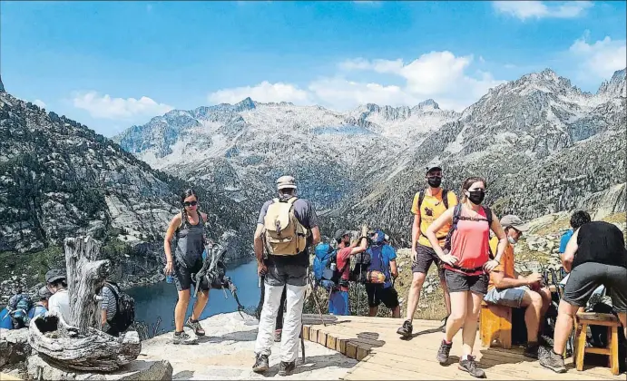  ?? ROSA M. BOSCH ?? Descanso.excursioni­stas en la terraza del refugio Ventosa i Calvell, con vistas al Estany Negre, en el parque nacional de Aigüestort­es i Estany de Sant Maurici