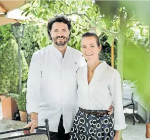  ?? [Picturedes­k/Standl] ?? Thomas Dorfer (mit Susanne Dorfer-Bacher) ist für Köche der beste Küchenchef.