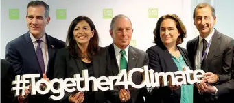  ??  ?? Summit a Parigi Da sinistra, Eric Garcetti, sindaco di Los Angeles; Anne Hidalgo, sindaca di Parigi; Michael Bloomberg, ex sindaco di New York; Ada Colau, sindaca di Barcellona; Beppe Sala, sindaco di Milano