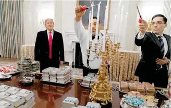  ??  ?? Por el cierre del gobierno, Trump sirvió comida rápida a los Tigres de Clemson en la Casa Blanca, por su campeonato de futbol americano colegial/