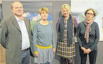 ?? FOTO: GÜNTER VOGEL ?? Die Künstlerin­nen Birte Horn (Zweite von links) und Ute Robitschko (rechts) mit Kuratorin Barbara Renftle und Kunsthisto­riker Clemens Ottnad.