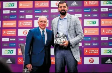  ?? ?? Nikola Mirotic recibe el trofeo de MVP de manos del mítico Zeljko Obradovic, entrenador del Partizán.