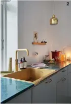  ??  ?? 2 Kjøkkenet er lagd på bestilling. Vasken er fra Uno og armaturen fra Quooker. Over benken henger en klassisk Artek-lampe, designet av Alvar Aalto.