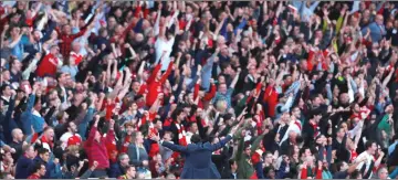  ?? — Reuters photo ?? File photo of Arsenal manager Unai Emery and fans celebratin­g after Danny Welbeck scores their third goal.