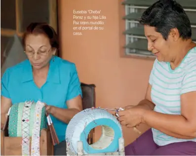  ??  ?? Eusebia 'Cheba' Pérez y su hija Lilia Paz tejen mundillo en el portal de su casa.