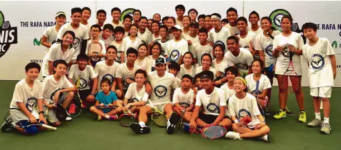  ??  ?? Rafa Nadal poses with the kids who were very overwhelme­d by everything that they learned from the tennis champion