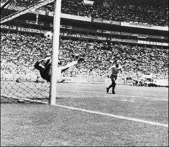  ?? GETTY IMAGES ?? Gordon Banks’s save of the century against Pele in the 1970 World Cup.