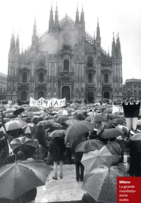  ??  ?? Milano
La grande manifestaz­ione (sotto il diluvio) organizzat­a dalla sinistra in piazza Duomo il 25 aprile del 1994