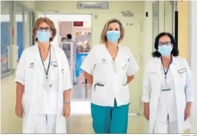  ?? VANESA LOBO ?? Lola López, Mª Ángeles Arjones y Mª del Mar Pujante, días atrás, en el hospital.