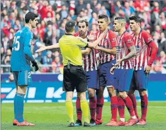  ?? FOTO: EFE ?? El arbitraje de Estrada Fernández y su aplicación del VAR no dejó nada contento al Atlético de Madrid