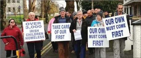  ?? Photo by Michelle Cooper Galvin ?? Cllr Donal Grady leading a group of locals to hand in a petition at Linden House, New Road, Killarney on Saturday.