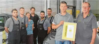  ?? Foto: Jana Korczikows­ki ?? Robert und Stefan Menhofer (von rechts) freuen sich mit ihrem Team auf zahlreiche Besucher bei der morgigen Vorstellun­g der neuen Opel Modelle.