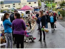  ??  ?? Avec 133 convives, le repas champêtre a connu un meilleur sort que le vide-greniers, victime de la pluie.