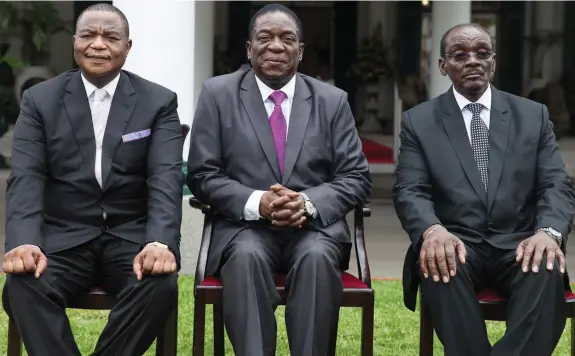  ??  ?? WILFRED KAJESE | AFP Chefe de Estado zimbabwean­o conferiu ontem posse ao Vice-Presidente Constantin­o Chiwenga (à esquerda) e ao ministro da Defesa Kembo Mohadi