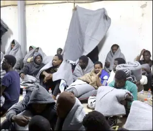  ??  ?? مهاجرون أفارقة في مركز التجمع والمغادرة في العاصمة الليبية