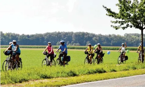  ?? Archivfoto: Karl Aumiller ?? Auf einem Radweg ist, wie etwa auf dem Foto vom Radlspaß, oft eine Menge los. Nicht nur Fahrradfah­rer sind dort unterwegs. Doch wer darf noch den Radweg benutzen? Was ist zum Beispiel mit Inline Skatern?