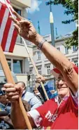  ?? Foto: Wojtek Radwanski, afp ?? Anhänger der Regierung feiern das neue Gesetz.