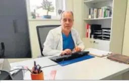  ??  ?? El doctor Francisco Laynez en su despacho médico.
